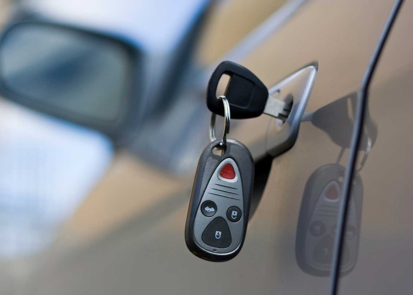 Llave con control remoto en la cerradura de la puerta de un automóvil