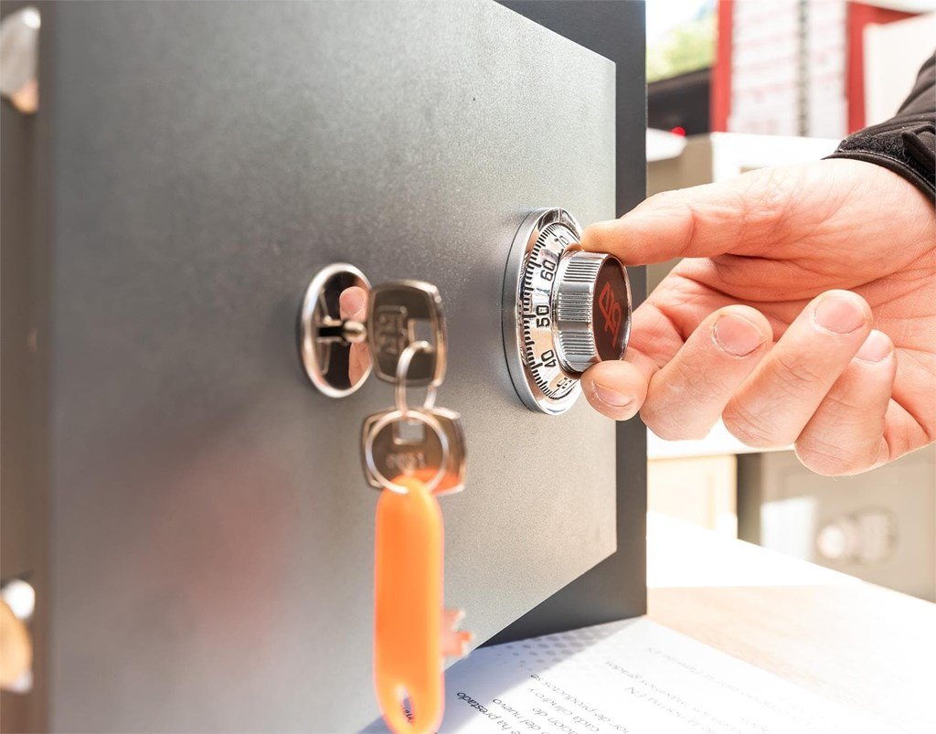 Técnico manipulando el disco de combinación de una caja fuerte para su apertura
